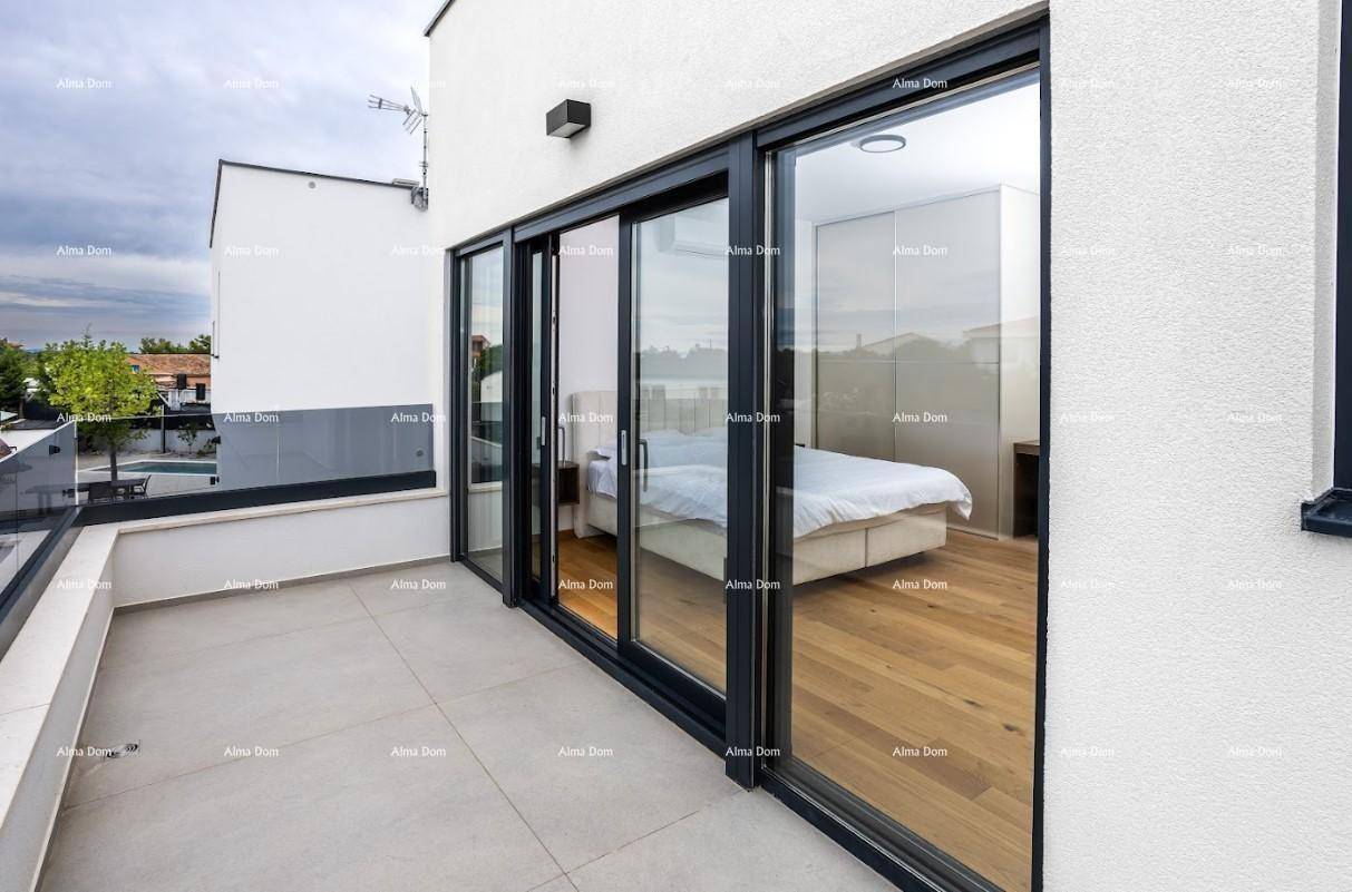 Geräumiger Balkon mit Fliesenboden und Blick in das helle Schlafzimmer.