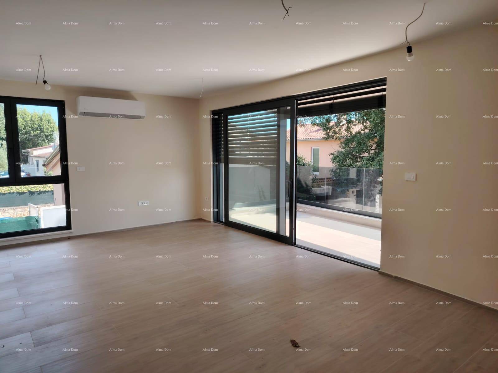 Geräumiges Wohnzimmer mit großen Fenstern, Balkonzugang und Klimaanlage für Komfort.