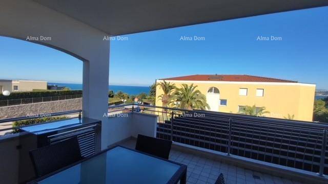 Helle Terrasse mit Esstisch und Stühlen, ideal für Mahlzeiten im Freien mit Meerblick.