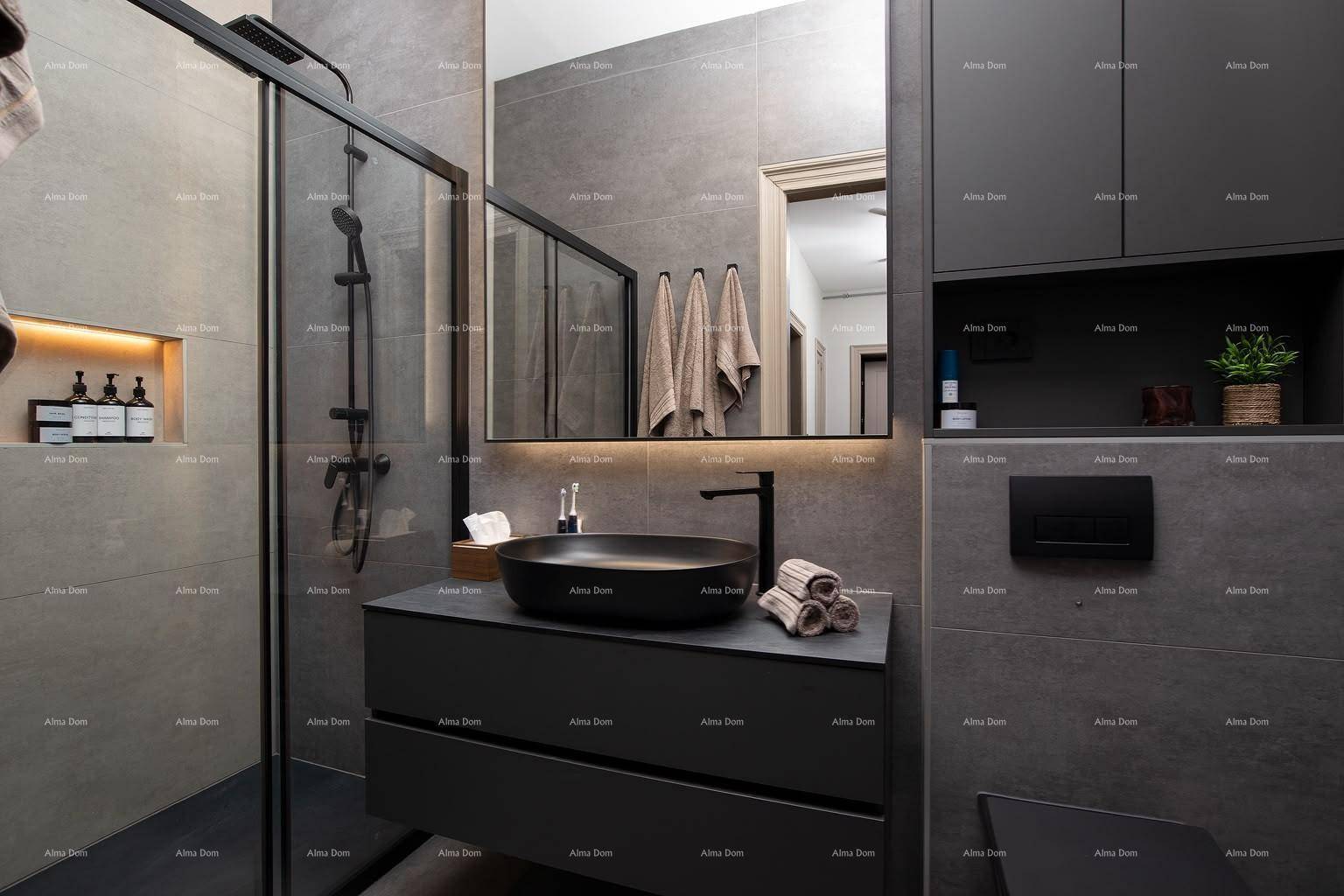 Elegantes Badezimmer mit grauen Fliesen, schwarzer Armatur und einer geräumigen begehbaren Dusche.