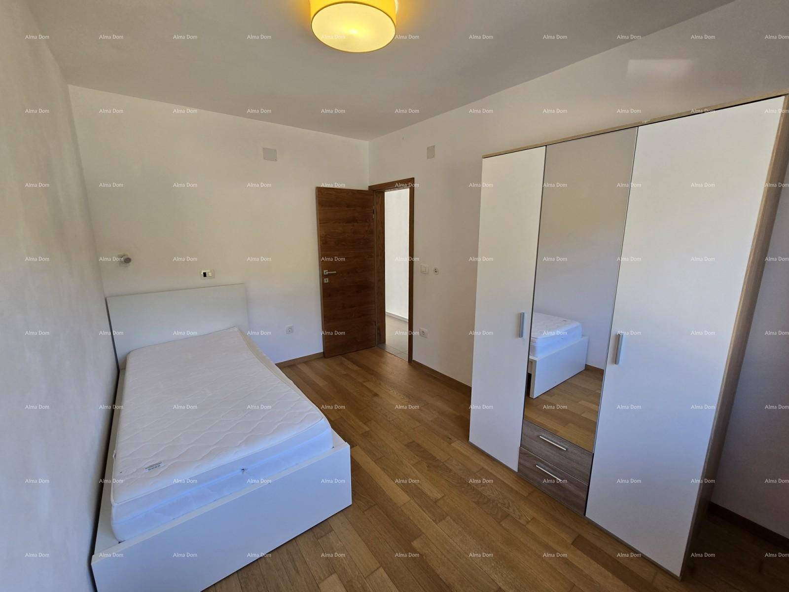 Schlafzimmer mit Einzelbett, modernem Kleiderschrank und hellem Holzboden.
