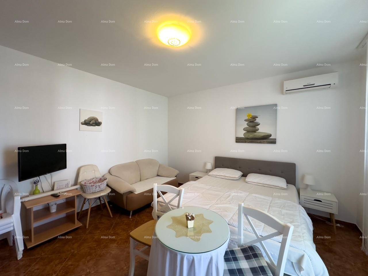 Komfortables Schlafzimmer mit Doppelbett, Sofa, Fernseher und Klimaanlage für angenehme Nächte.