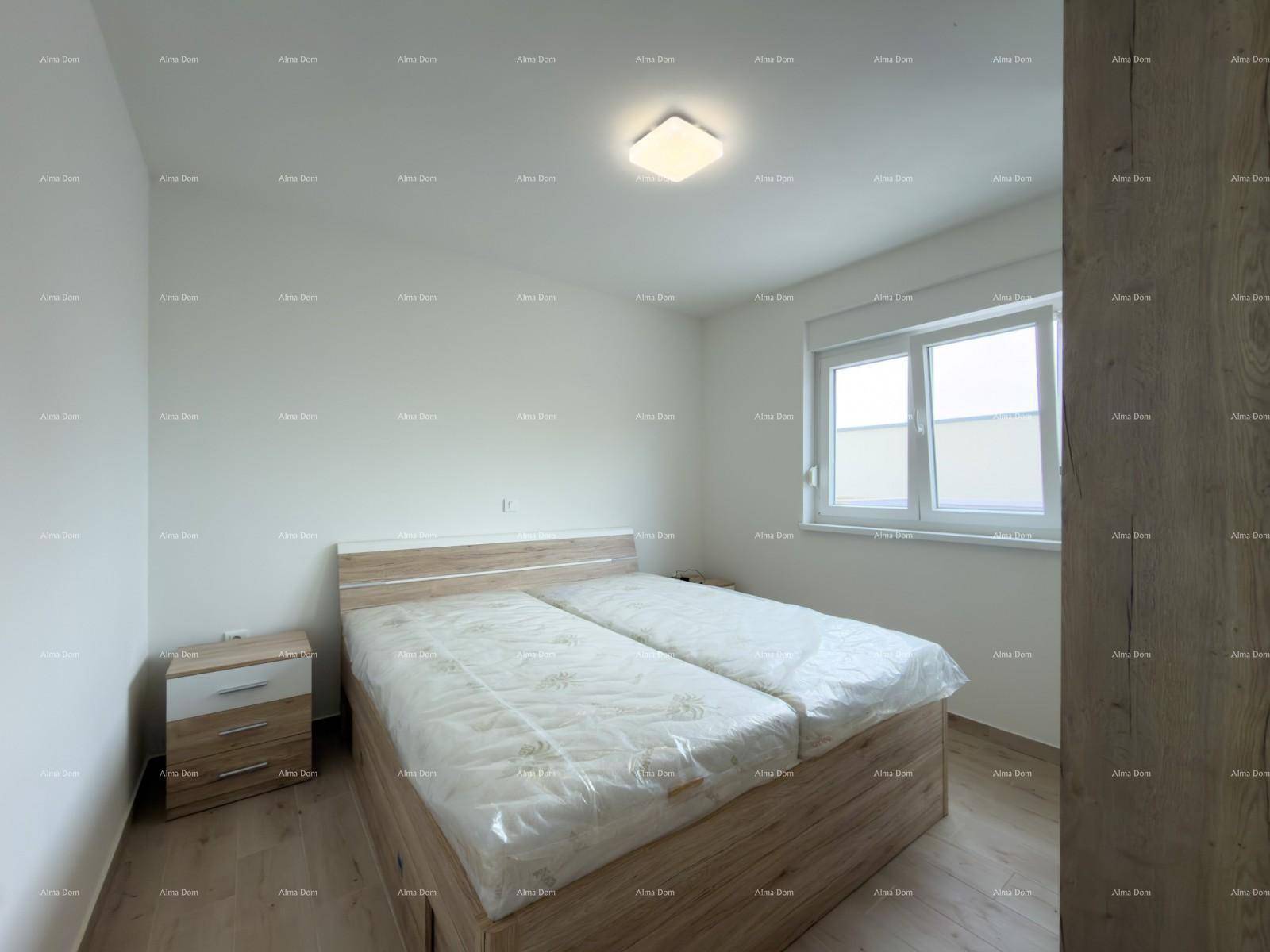 Geräumiges Schlafzimmer mit Doppelbett, Nachttisch und Laminatboden.