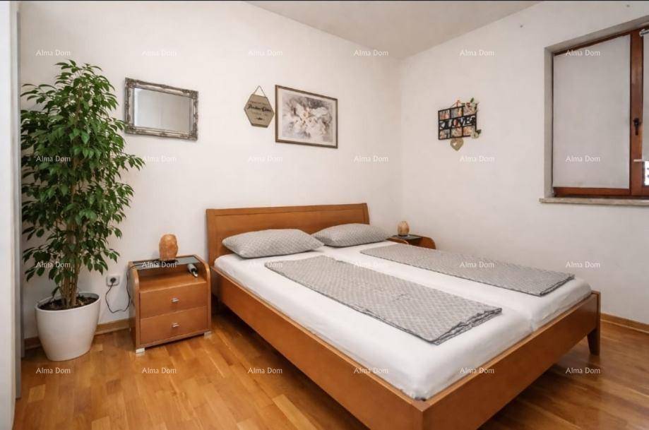 Komfortables Schlafzimmer mit Doppelbett, Holzboden und dekorativen Elementen.