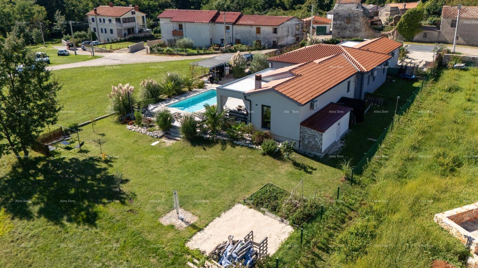 Panoramablick auf das moderne Haus mit Pool, Garten und ländlicher Umgebung.