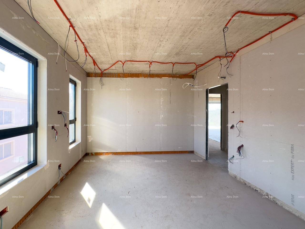 Schlafzimmer im Rohbau mit zwei Fenstern und sichtbaren Elektroinstallationen an der Betondecke.
