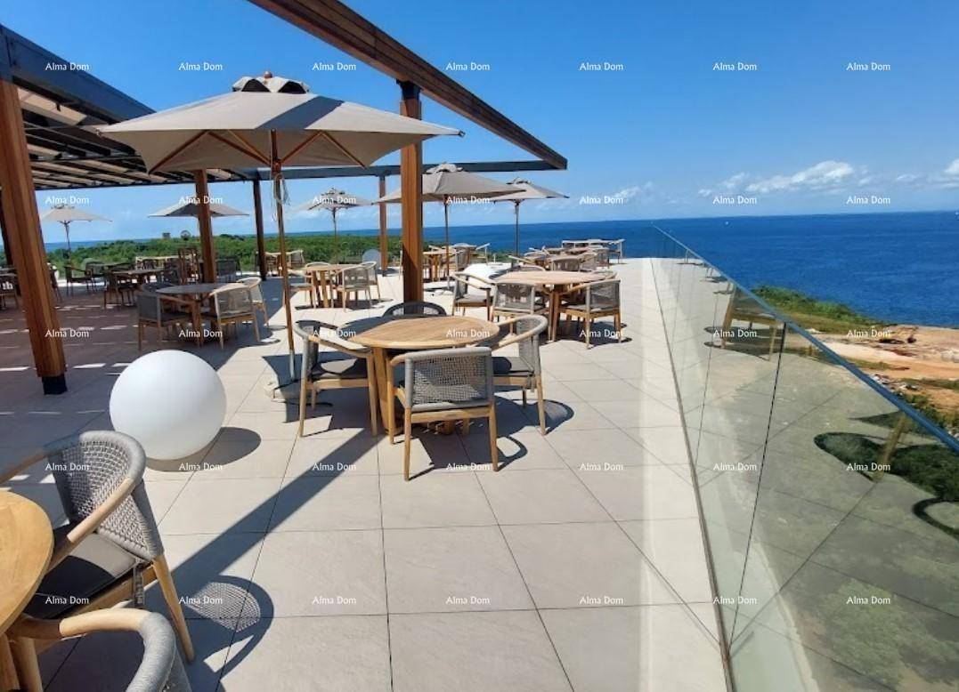Geräumige Außenterrasse mit Sitzgelegenheiten, Sonnenschirmen und atemberaubendem Meerblick.