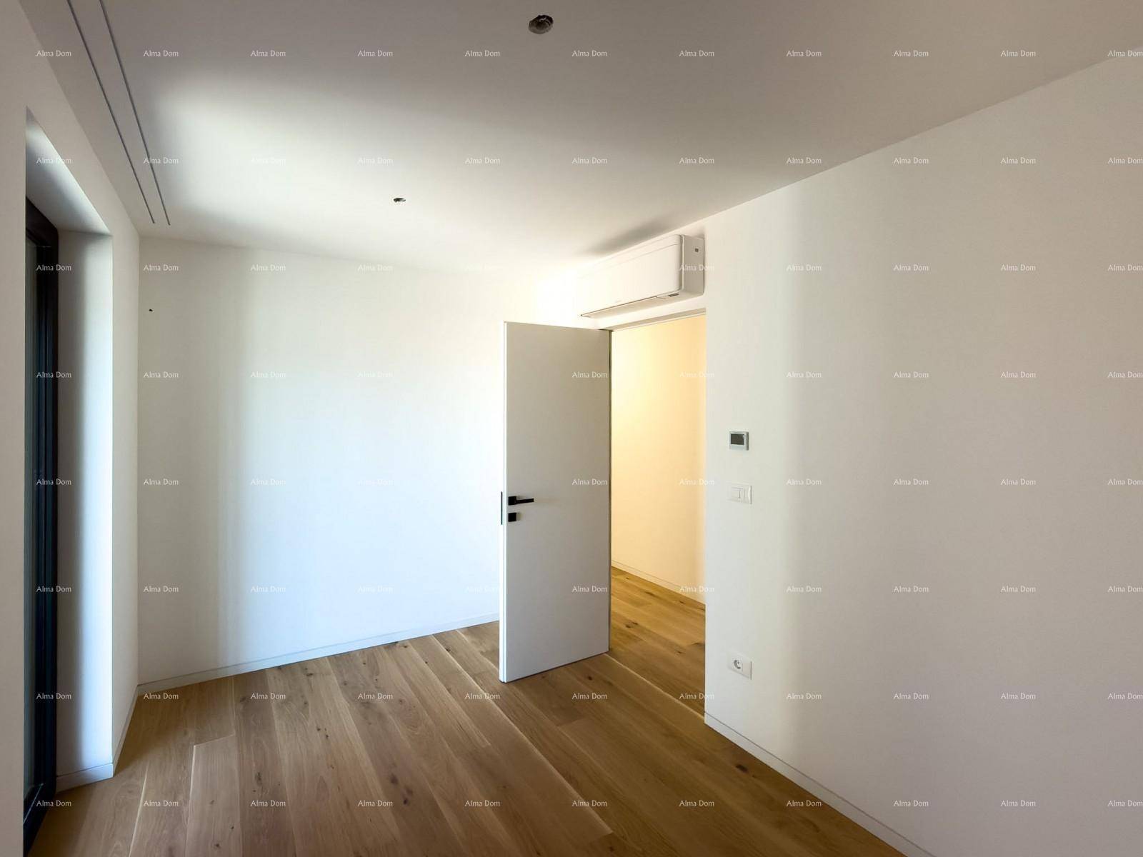 Schlafzimmer mit Holzboden und Klimaanlage, bietet einen hellen und komfortablen Wohnraum.