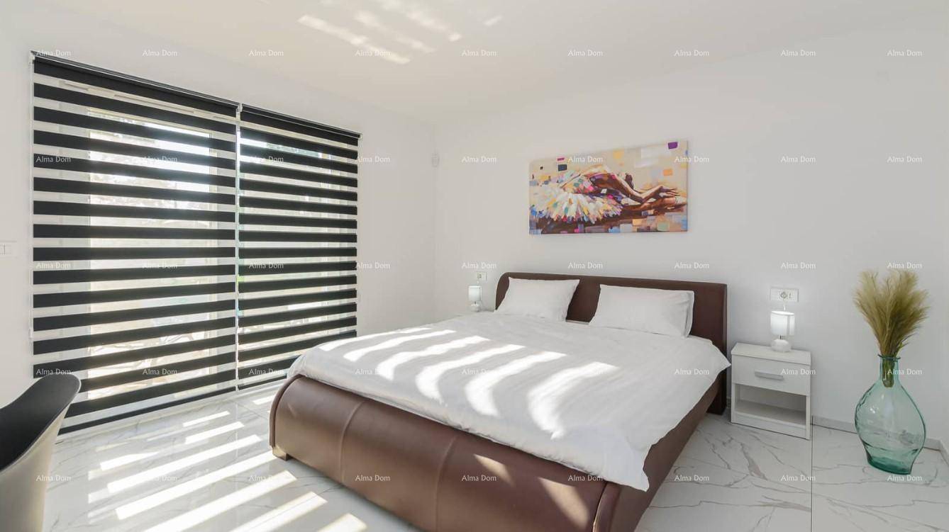 Helles Schlafzimmer mit Doppelbett, Nachttischen und großem Fenster mit Jalousien.