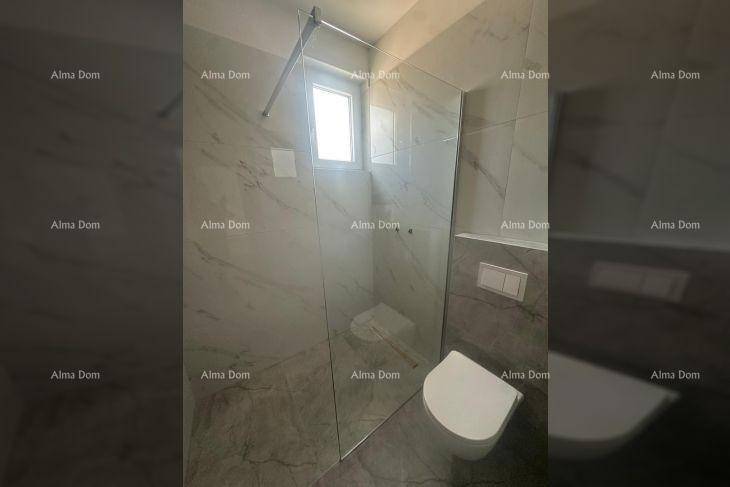 Modernes Badezimmer mit Dusche, wandhängendem WC, Fenster und grauen Marmorfliesen.