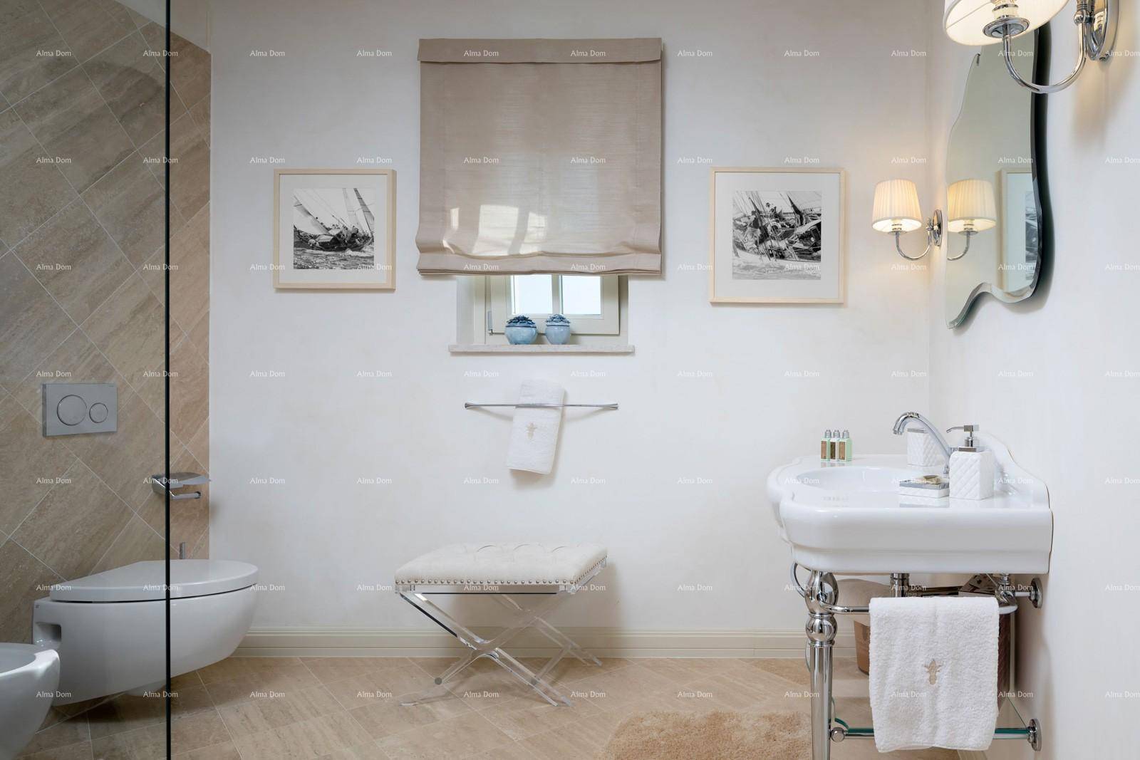 Modernes Badezimmer mit wandhängendem WC, Waschbecken und begehbarer Dusche.