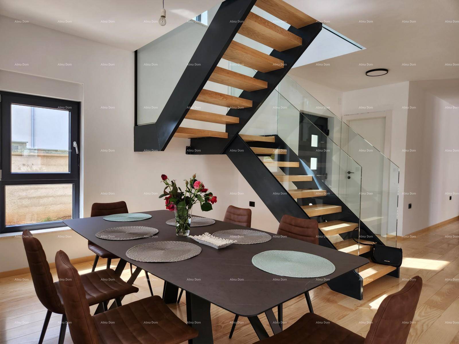 Stilvoller Essbereich mit modernem Tisch und Stühlen, ergänzt durch eine offene Holztreppe mit Glasgeländer.