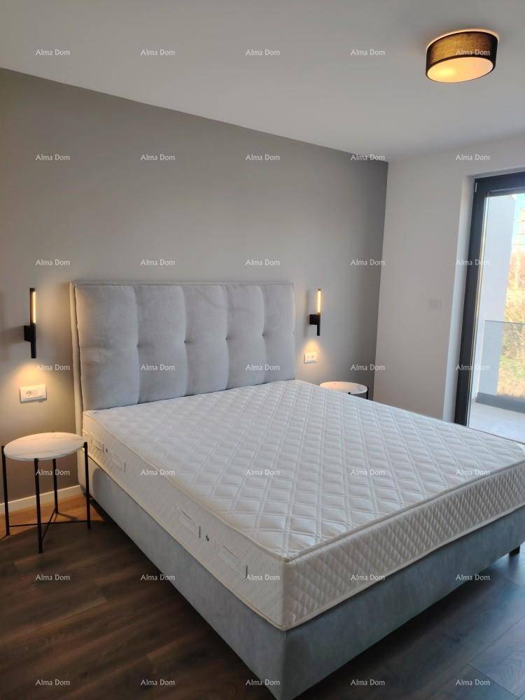 Helles Schlafzimmer mit großem Bett, grauem Kopfteil und dezenter Akzentwand, modern gestaltet.