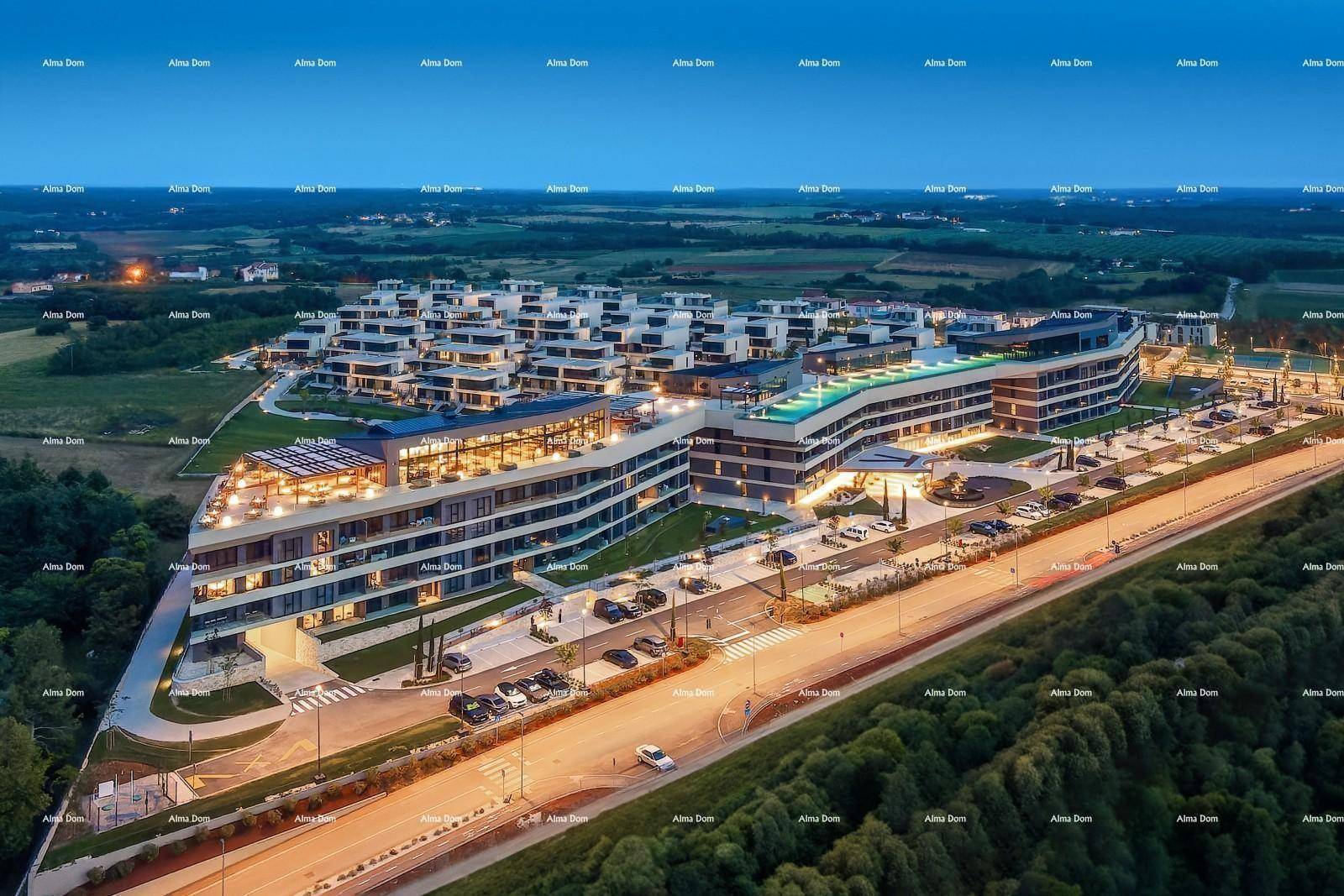 Abendliche Ansicht einer luxuriösen Wohnanlage mit beleuchteten Gebäuden und Poolbereich.