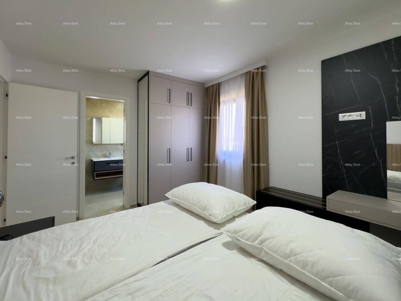 Schlafzimmer mit Einbauschränken, Doppelbett, Schminktisch und direktem Zugang zu einem modernen Badezimmer.