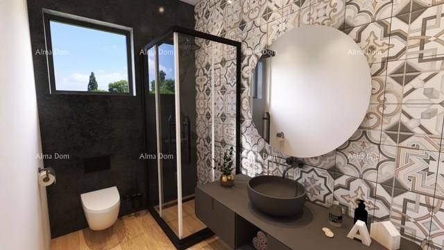 Modernes Badezimmer mit gemusterten Fliesen, begehbarer Dusche und rundem Spiegel.