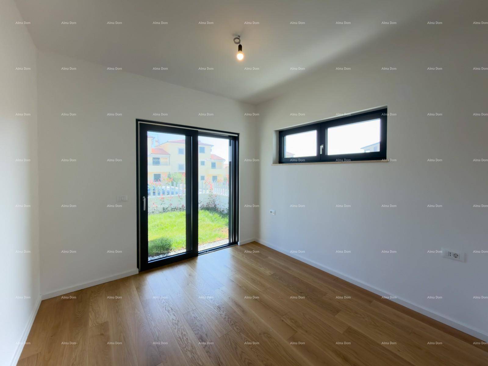 Helles Schlafzimmer mit Holzboden, großem Fenster und Zugang zu einem Außenbereich.