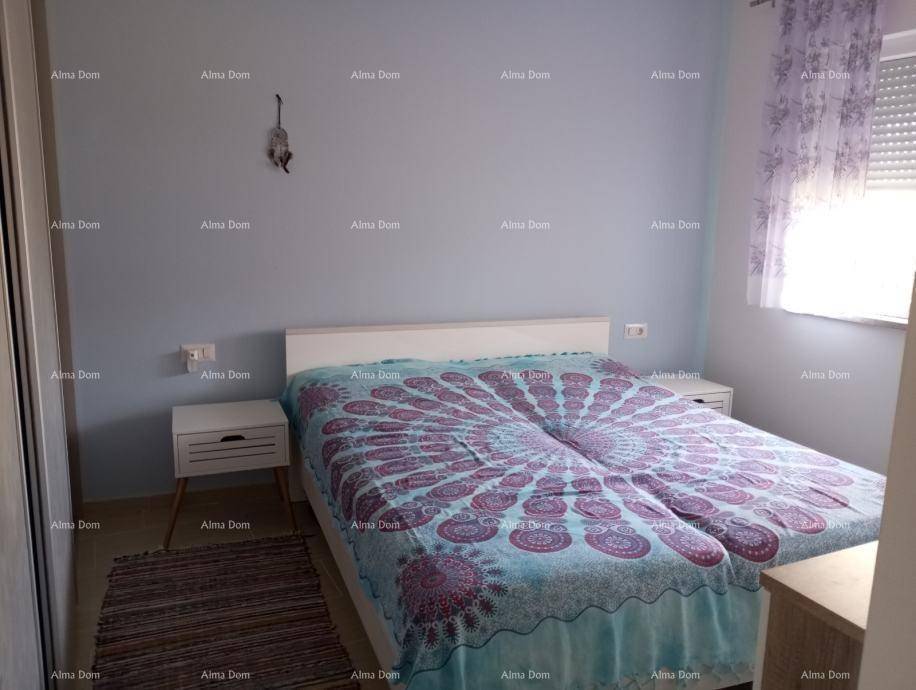 Gemütliches Schlafzimmer mit großem Bett, zwei Nachttischen und hellblauen Wänden.
