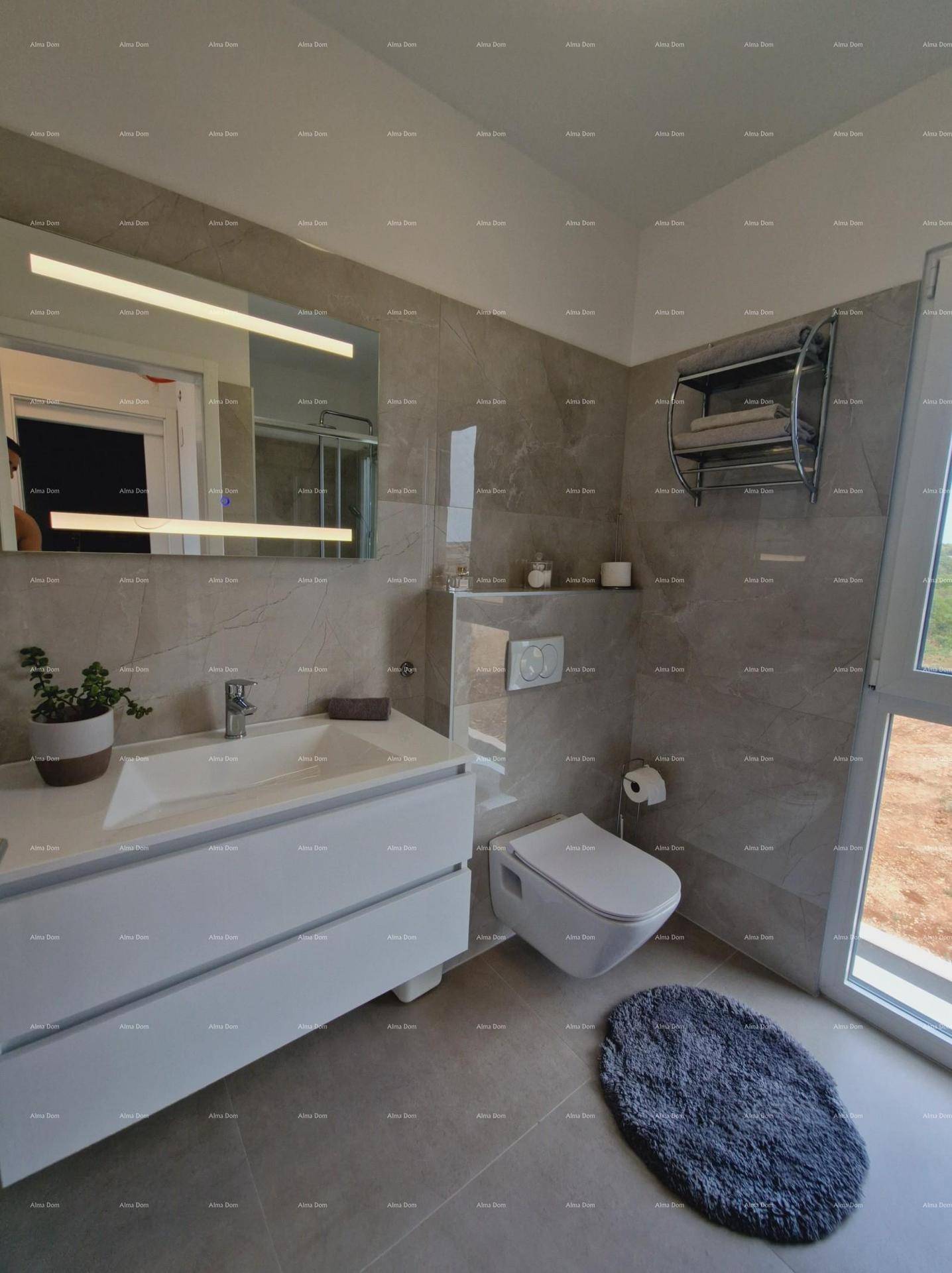 Helles Badezimmer mit modernem Waschtisch, Wand-WC und großem Fenster mit Ausblick.