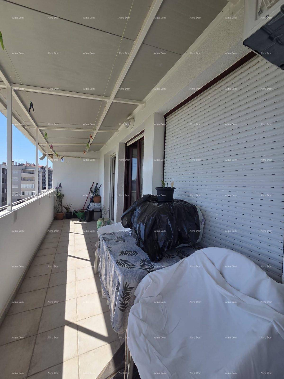 Langer, sonniger Balkon mit Fliesenboden und Markise, ideal für Mahlzeiten im Freien.