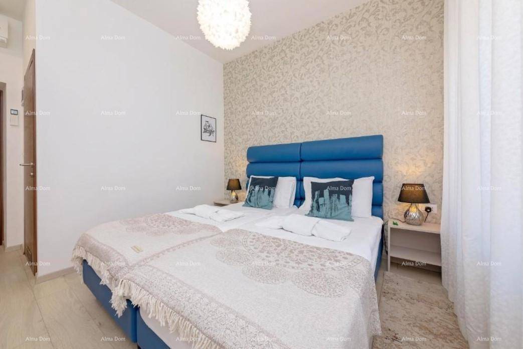 Schlafzimmer mit zwei Einzelbetten, stilvoller Tapete und hellem Ambiente, mit Türzugang.