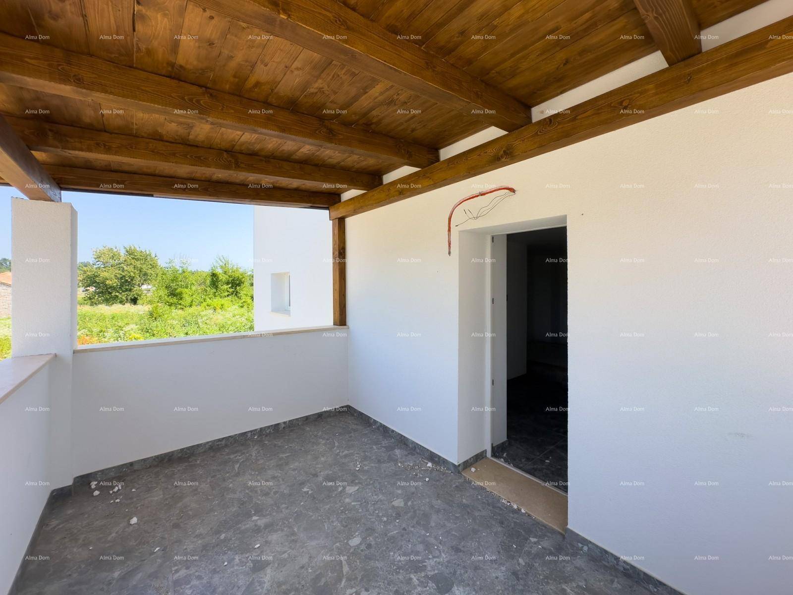 Überdachte Terrasse mit Holzbalkendecke und grauen Fliesen, bietet einen schönen Ausblick ins Grüne.
