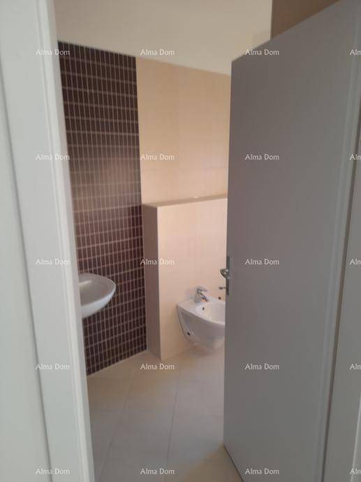Modern gefliestes Badezimmer mit Waschbecken und Bidet, teilweise mit dunklen Akzentfliesen.