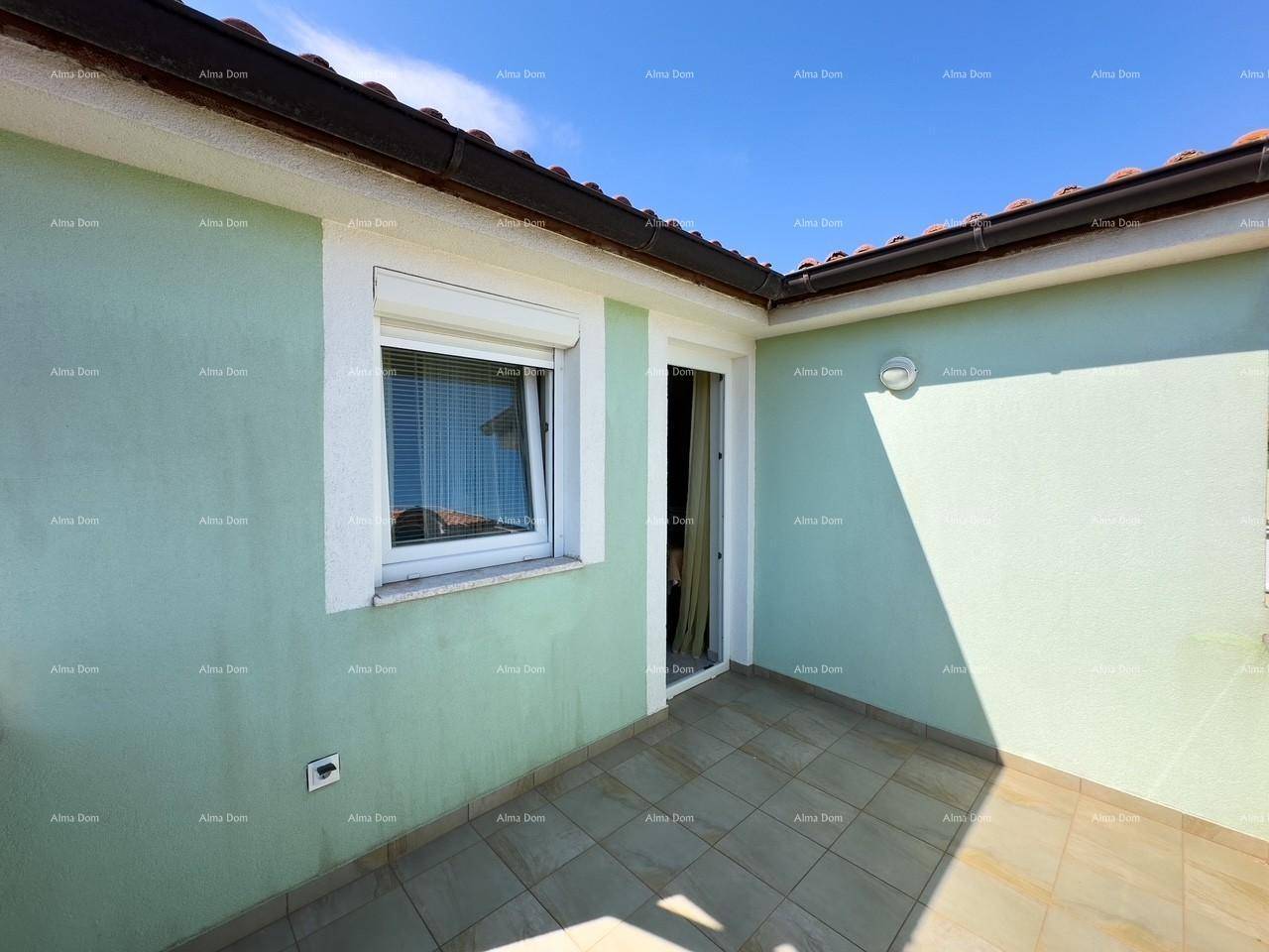 Heller Balkon mit Fliesenboden und Zugang zum Innenbereich, unter blauem Himmel.