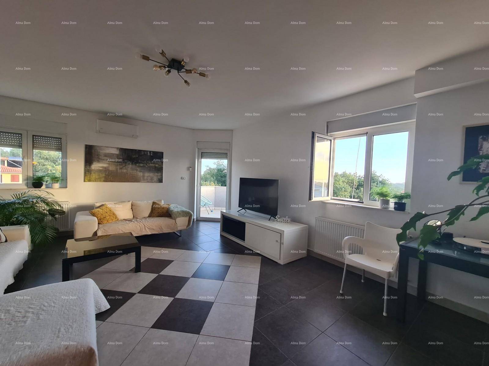 Geräumiges Wohnzimmer mit Klimaanlage, bequemen Sofas und Zugang zum Balkon.