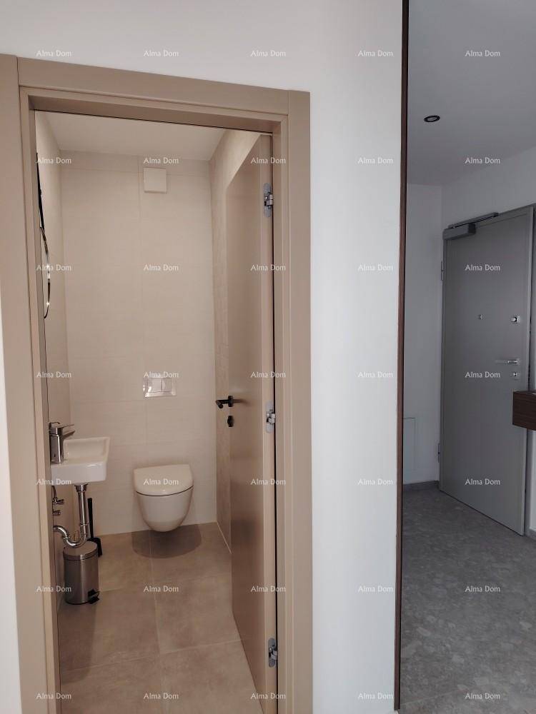 Modernes Gäste-WC mit kleinem Waschbecken und Wand-WC, vom Flur aus zugänglich.