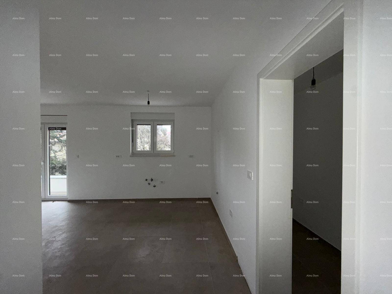 Leeres Zimmer mit Fliesenboden und Fenster, bereit für die individuelle Einrichtung.