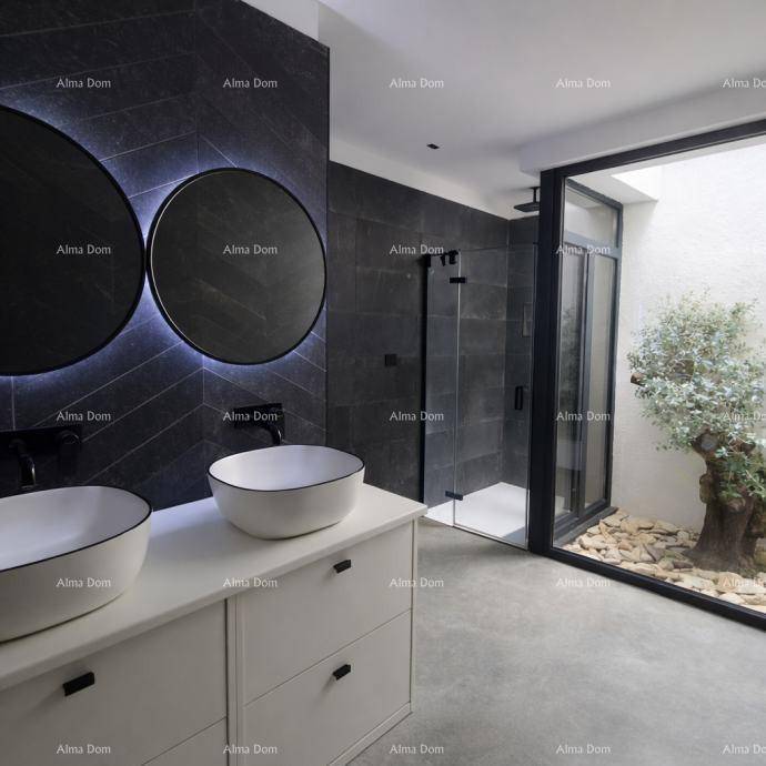 Modernes Badezimmer mit Doppelwaschbecken, beleuchteten Spiegeln und einer begehbaren Dusche neben einem Innenhof.