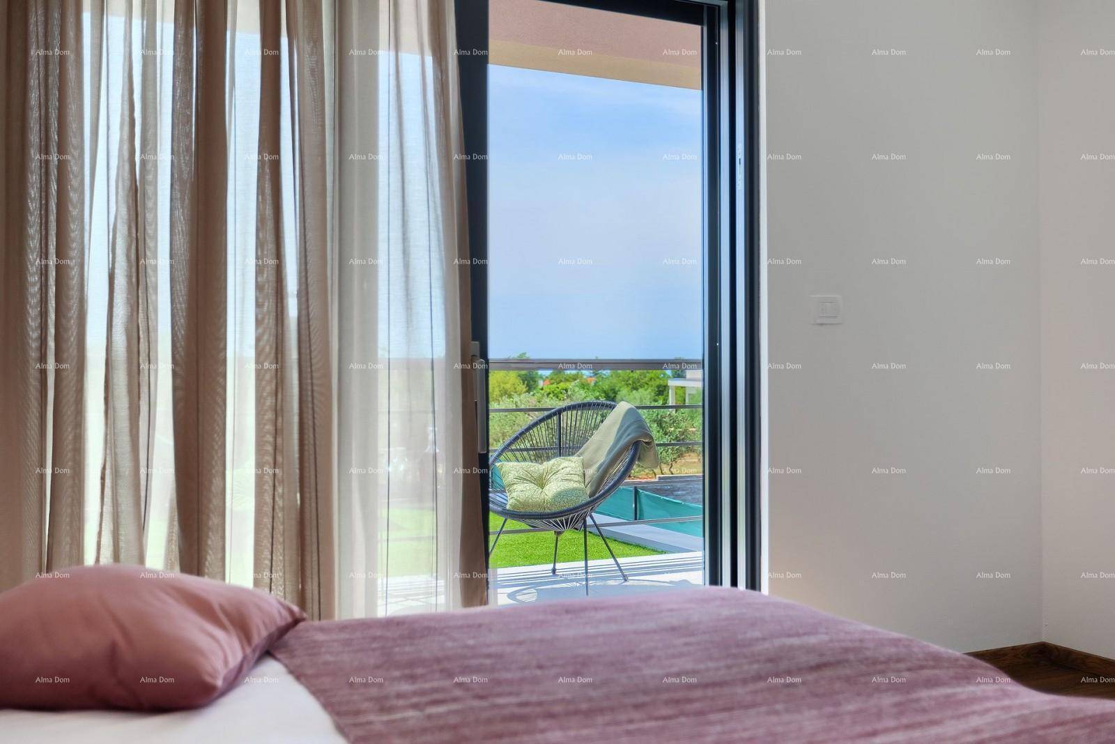 Schlafzimmer mit Zugang zu einem Balkon, der einen weiten Blick auf die Landschaft bietet.
