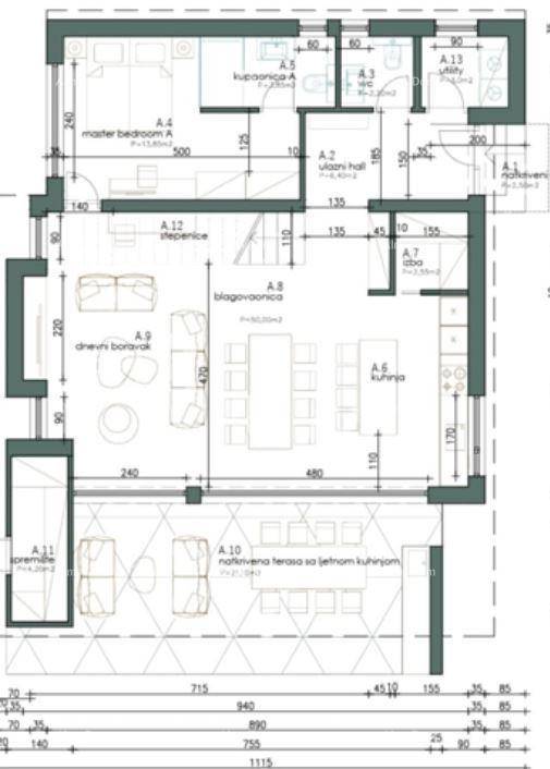 Grundriss des Erdgeschosses mit offenem Wohnbereich, Hauptschlafzimmer und überdachter Terrasse mit Außenküche.