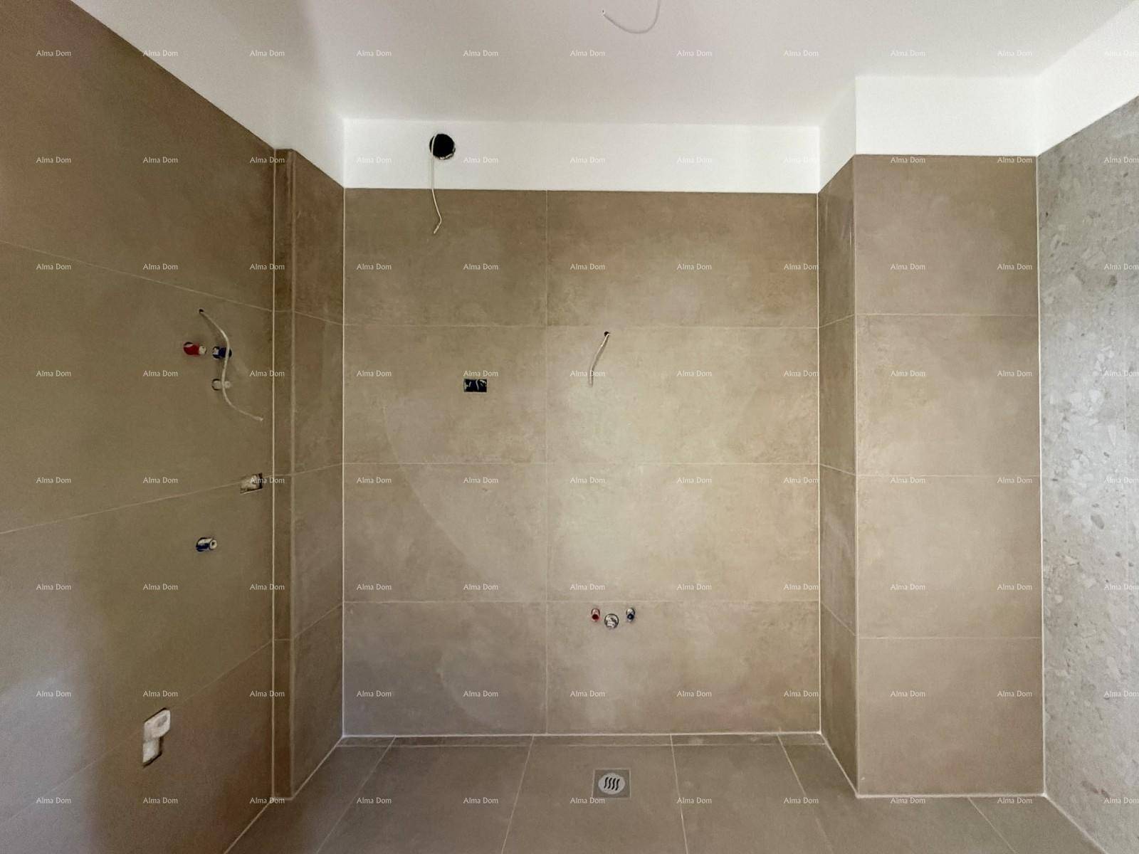 Badezimmer im Rohbau mit beigefarbenen Fliesen an Wänden und Boden, vorbereitet für Installationen.