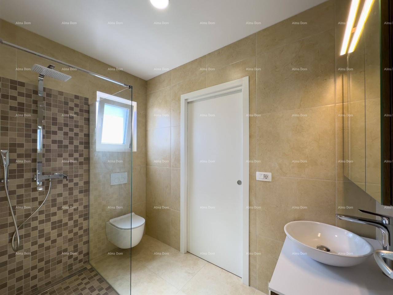 Modernes Badezimmer mit ebenerdiger Dusche, wandhängendem WC und stilvollem Waschbecken.