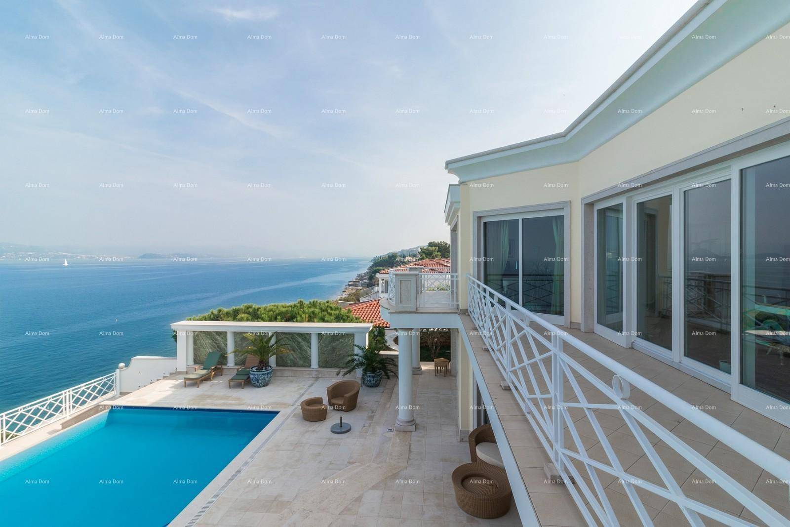 Elegante Terrasse mit Meerblick, Poolzugang und großen Fenstern zur Villa.
