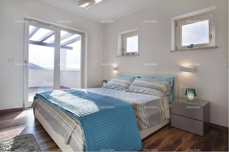 Helles Schlafzimmer mit Balkonzugang und Blick auf die umliegende Landschaft.