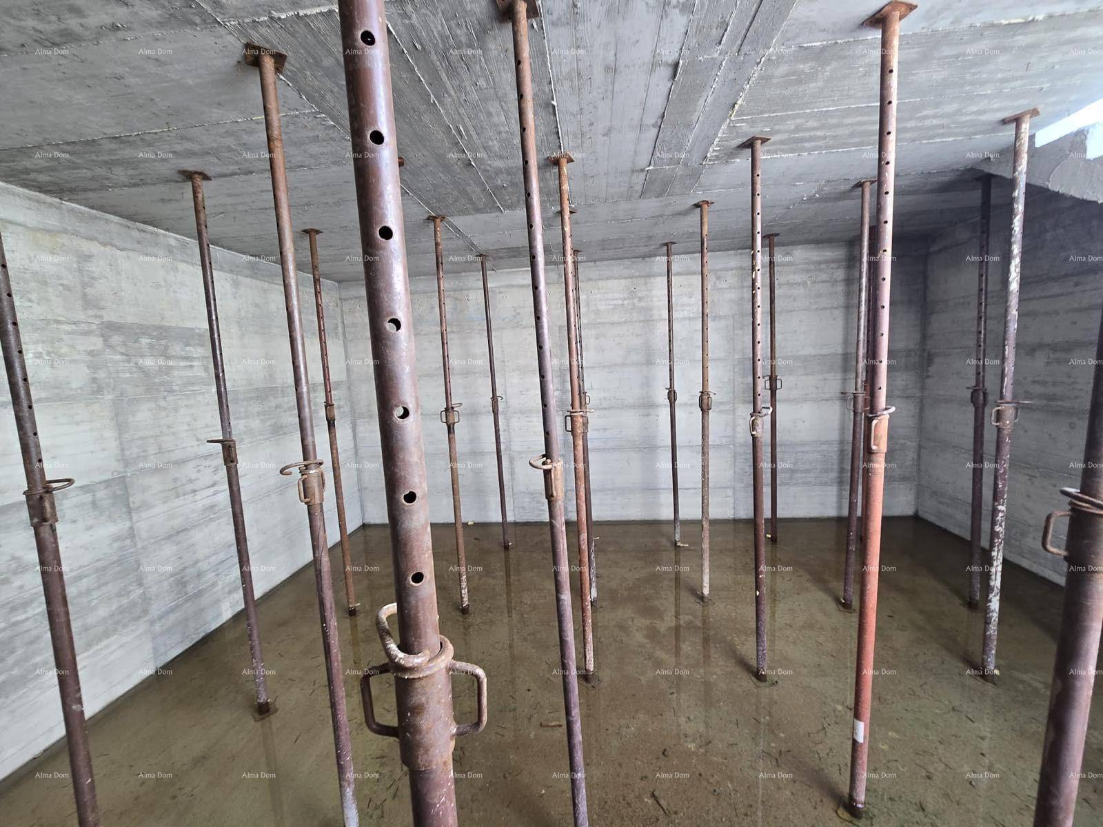 Innenansicht eines Rohbau-Kellers mit vielen Metallstützen und rohen Betonwänden.