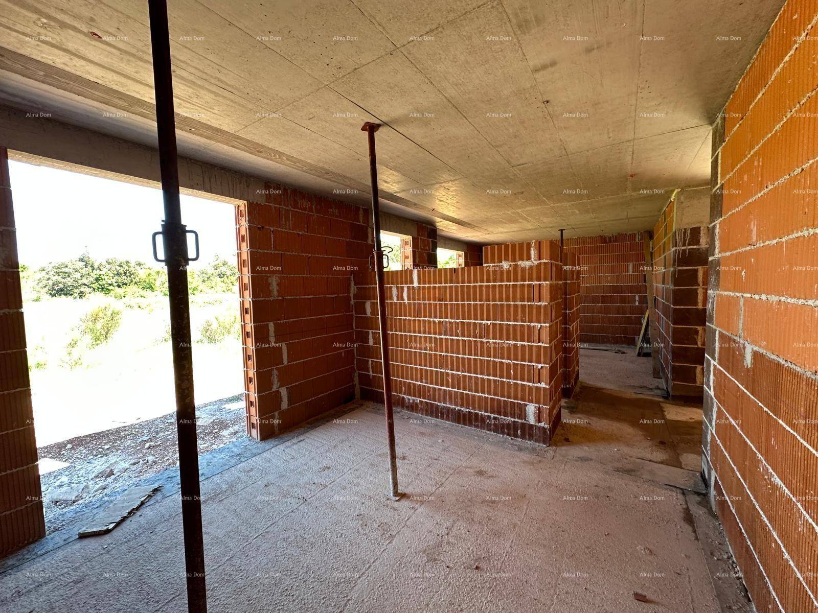 Mehrere Rohbau-Räume mit Ziegelwänden, Betondecken und großen Öffnungen für Fenster oder Türen.