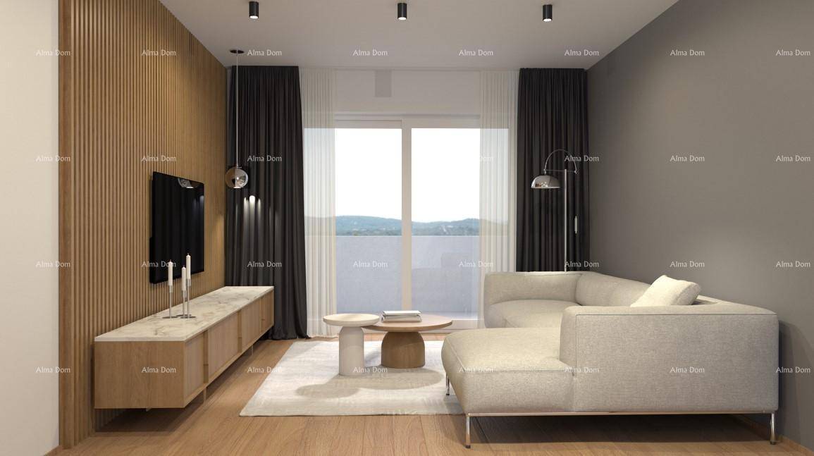 Helles Wohnzimmer mit Holzwand, beigem Sofa und großem Fenster mit Ausblick.