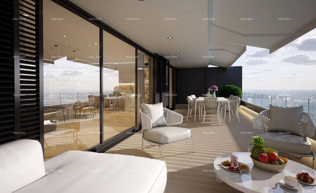 Große möblierte Terrasse mit Meerblick, ideal für Entspannung und Mahlzeiten im Freien.