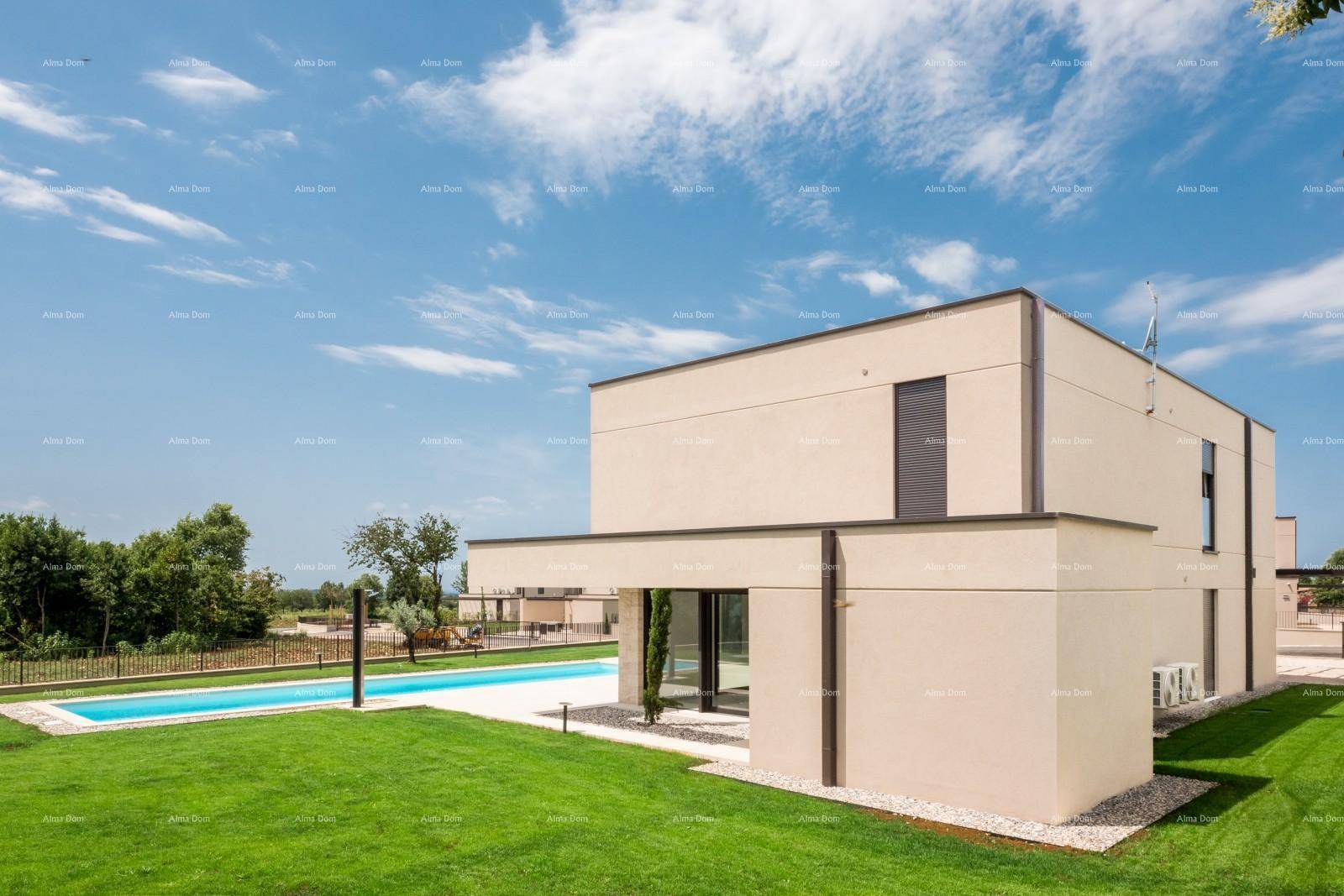 Moderne Villa mit Flachdach, Pool und gepflegtem Rasen, umgeben von viel Grün.