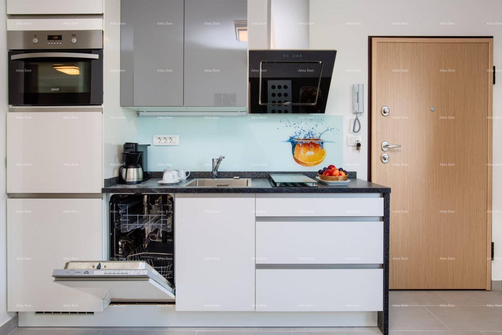 Moderne Einbauküche mit weißen und grauen Schränken, integriertem Geschirrspüler und Backofen.
