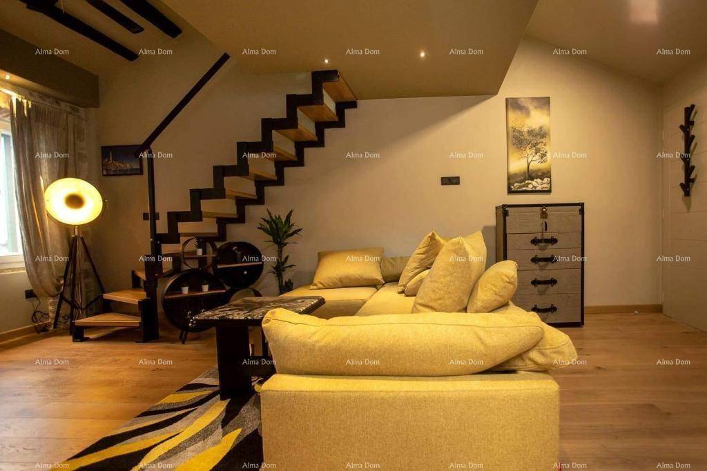 Heller Wohnbereich mit bequemem gelbem Sofa, moderner Treppe und stilvoller Stehlampe, die eine warme Atmosphäre schafft.
