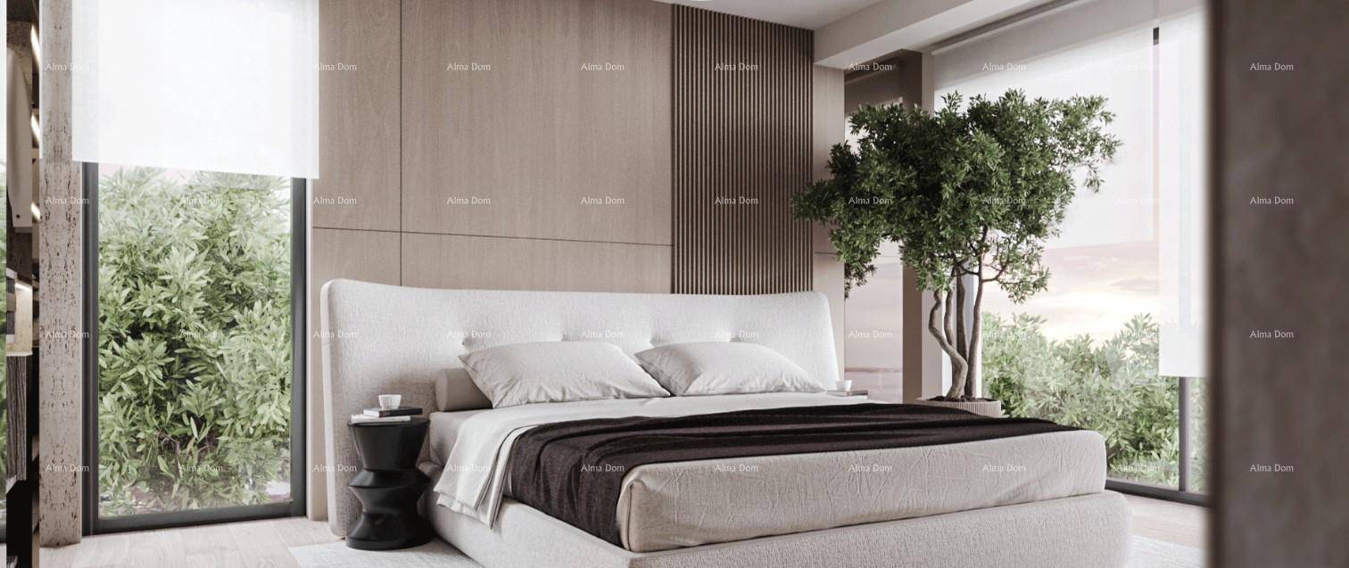 Geräumiges Schlafzimmer mit großem Bett, bodentiefen Fenstern und viel Tageslicht.
