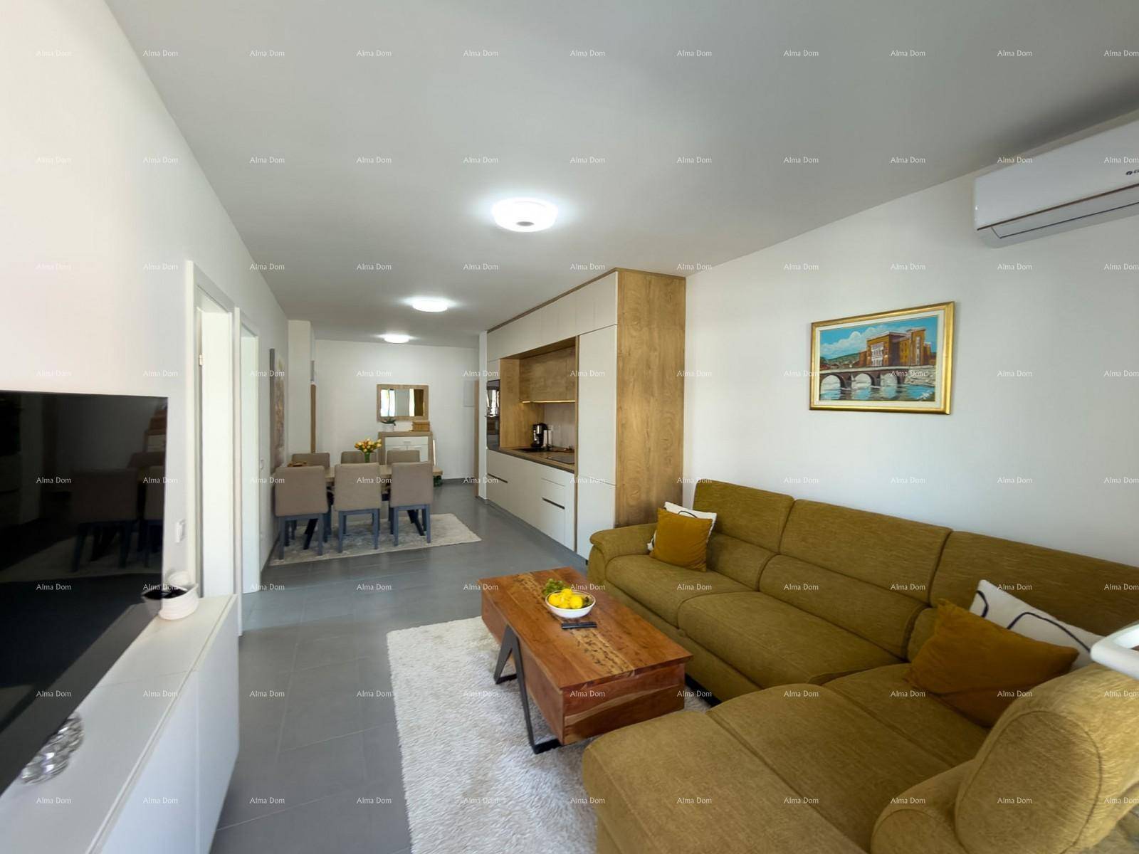 Offener Wohn- und Essbereich mit moderner Küche und gemütlichem Sofa.