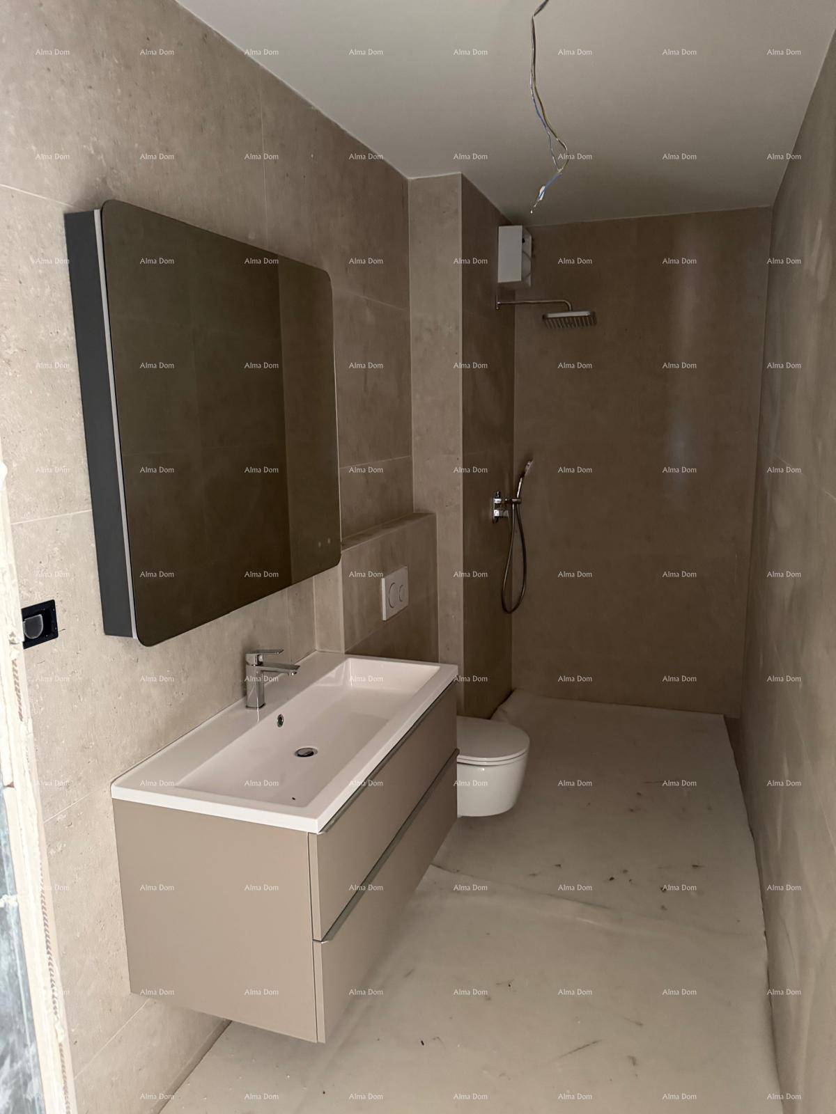 Modernes Badezimmer im Rohbau mit beigefarbenen Fliesen, Waschtisch und Duschbereich.