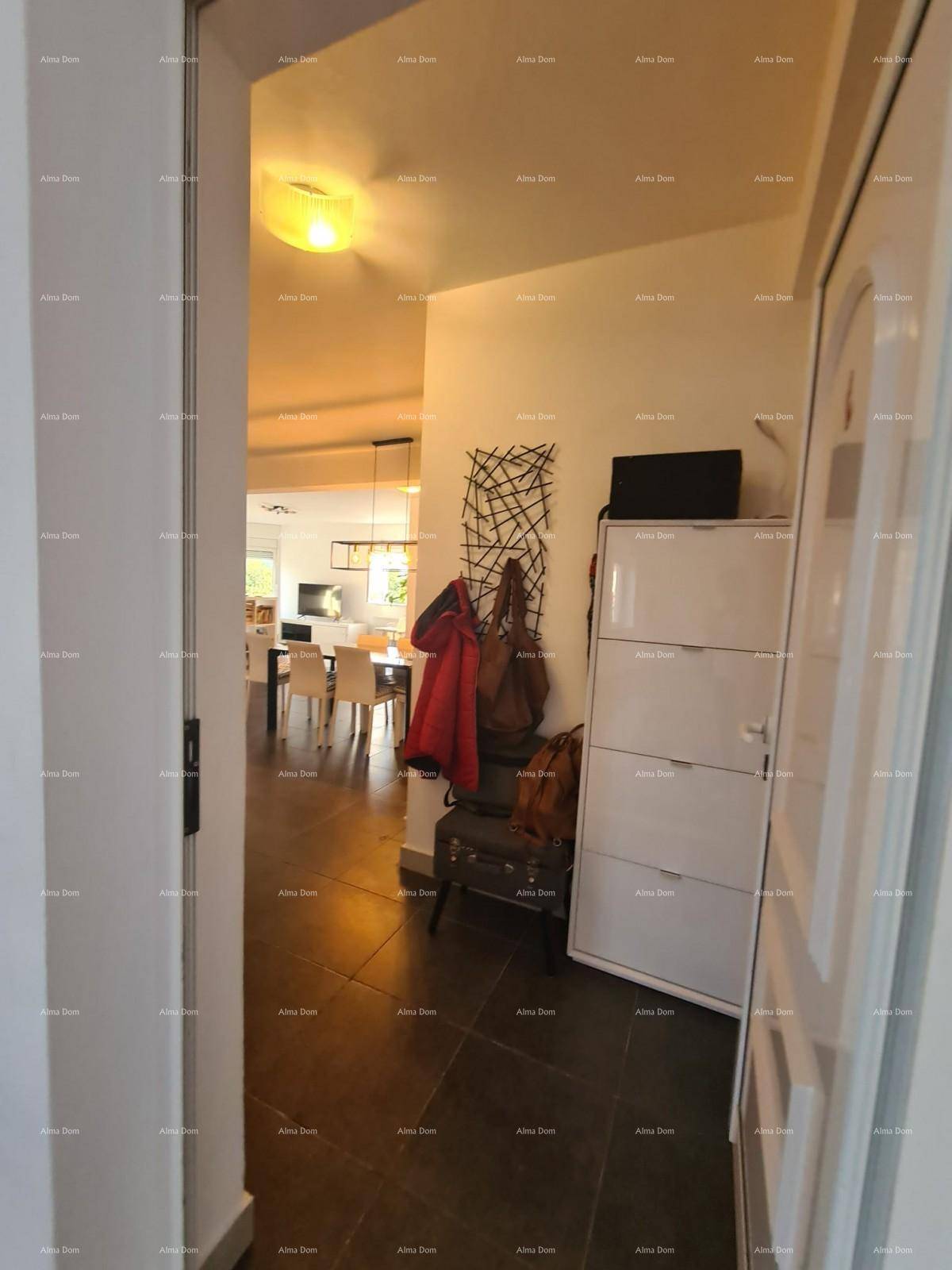 Eingangsbereich mit Schuhschrank und Garderobe, führt in den offenen Wohnbereich.