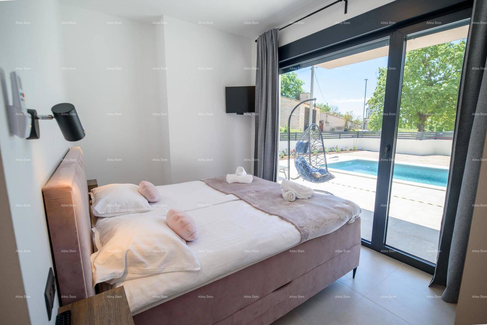 Gemütliches Schlafzimmer mit großem Bett und direktem Zugang zum Swimmingpool durch Glasschiebetüren.